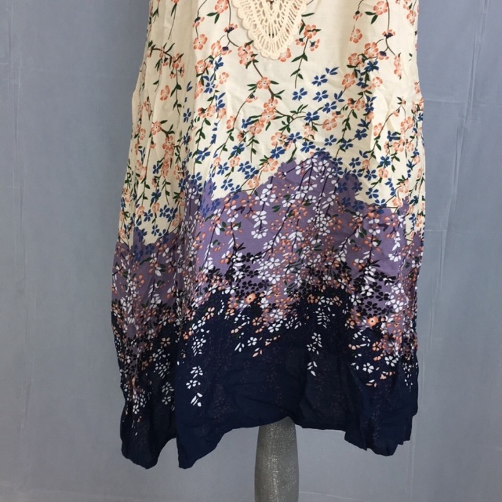 Last 1! Floral mini dress w crocheted detail small - Picture 4 of 6